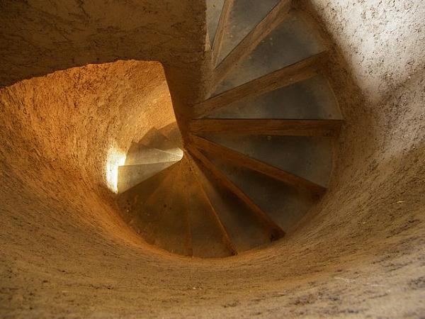 Sarzana_fortress_stairs_spiral.jpg