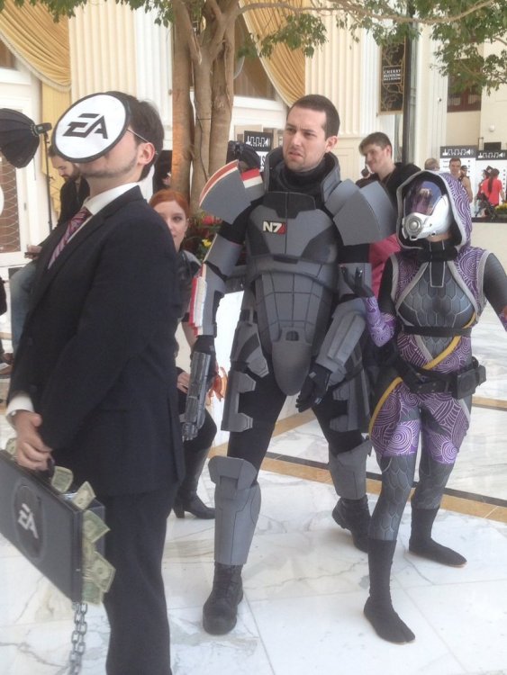 Mass-Effect-EA-cosplay.thumb.jpeg.e25fc544630f43c345998a6e50922121.jpeg