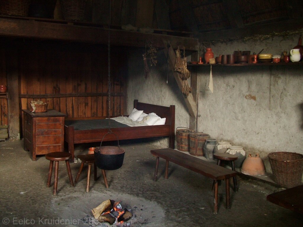 Быт 4 3 8. Спальня в бедном жилище 19 века в Англии. Каморка 19 век. Средневековый быт. Средневековье интерьер старый.