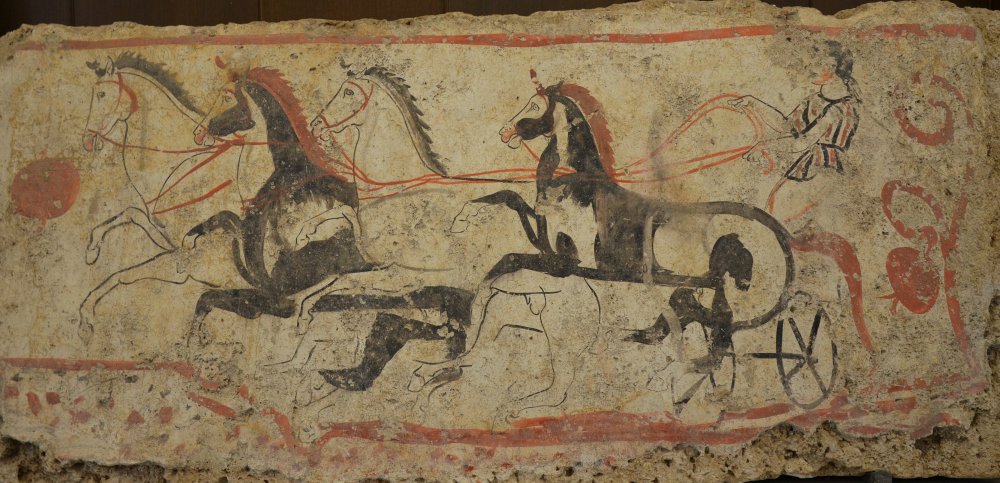 660438143_Lucanian_fresco_tomb_painting_depicting_a_quadriga_340-330_BC_Paestum_Archaeological_Museum_(14416577639).thumb.jpg.1ac543498eebed1f1d008add3d7ec530.jpg
