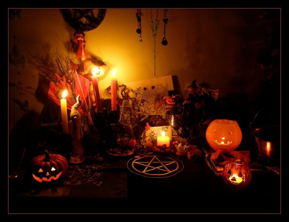 samhain_altar_2009_by_wilhelmine.thumb.jpg.8097156a5afe9a84f56db70ec9eeebea.jpg