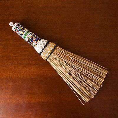 beadwork-beaded-display-broom-traditional-african-woven-grass-1_3654c25f-e6ab-4f9d-93d7-d53fb027579c_550x.jpg.488516b3f090dc6456f113d394436e5e.jpg