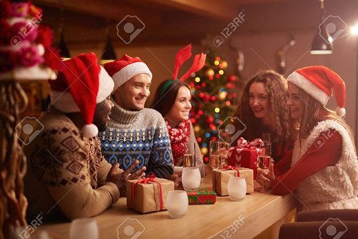 63745796-young-friends-having-home-party-on-christmas-night.jpg.21554eb927746dcf174d81957d84ff8f.jpg