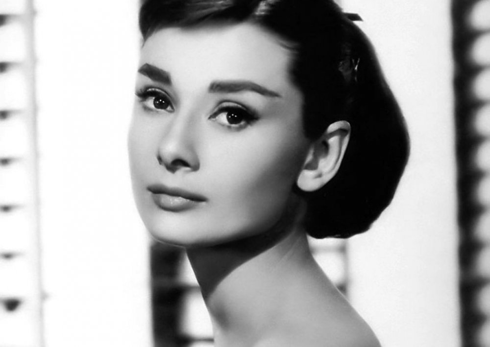audrey-hepburn.thumb.jpg.1c8911a4da05f724e01769a61775199e.jpg.9d9aa51be382898653edcedb57d123f9.jpg