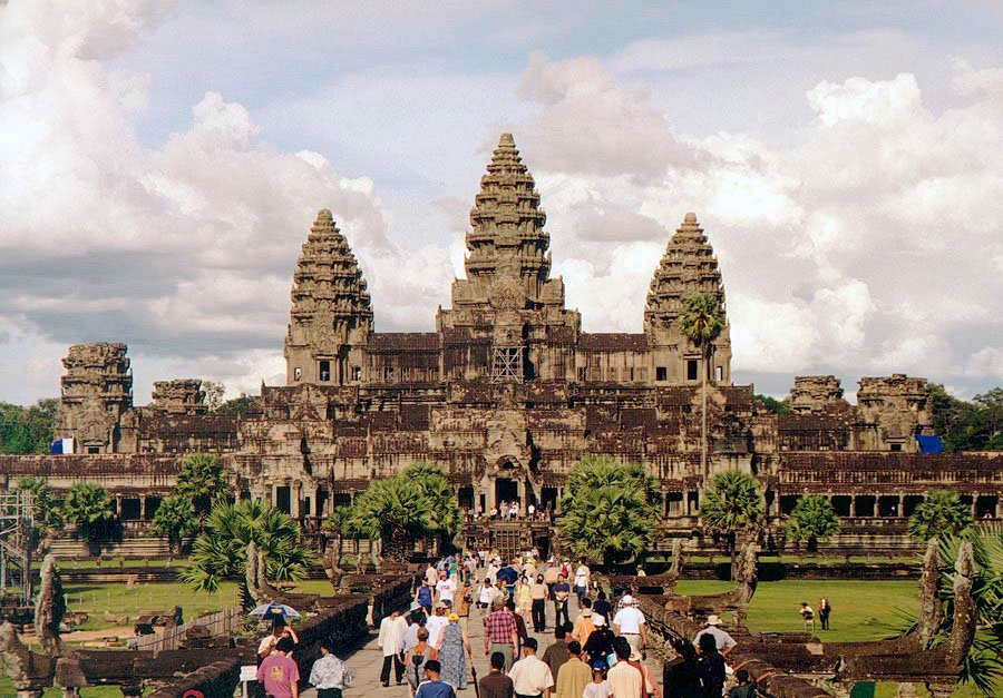 Angkor_Wat_W-Seite.jpg.37288e42fc76a05515841970220b3a7e.jpg