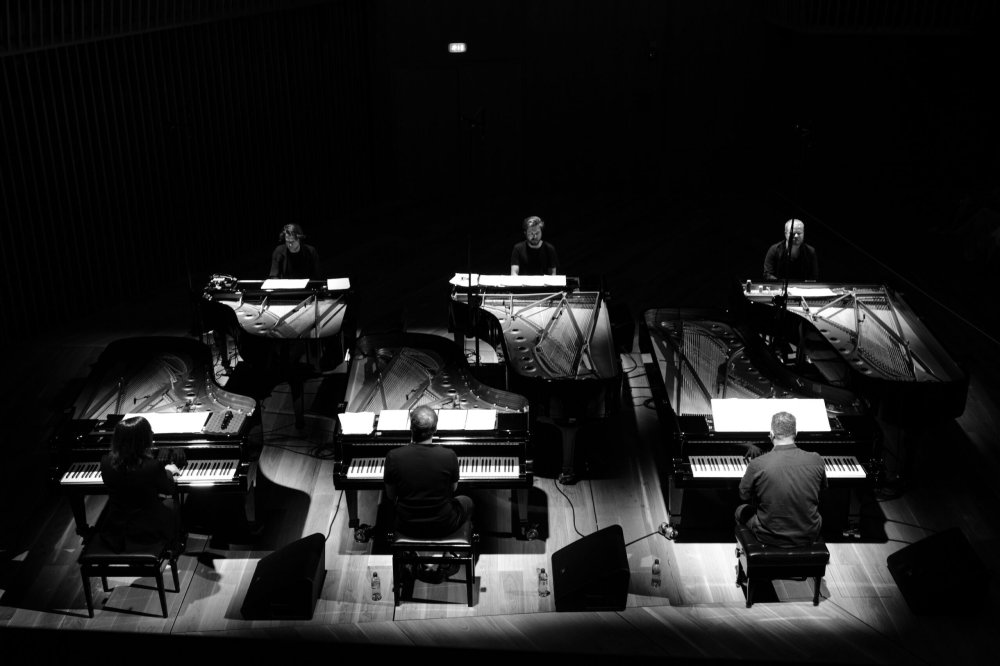 840264555_Six-Pianos_horizontal_by-Marts-Augusts-Concert-Hall-Latvijajpg-scaled.thumb.jpeg.69cc1c9133fbf5b15f9ec51bc1cf0cc2.jpeg