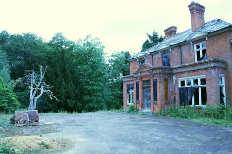 springhill-manor-abandoned-house-uk.jpg