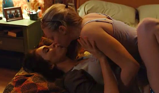 megan-fox-amanda-seyfried-kiss-jennifers-body.png