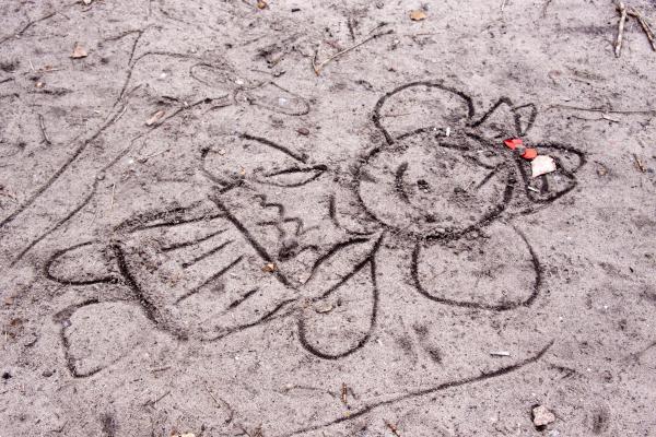 Детский-рисунок-на-песке-1317645590_56.jpg