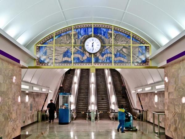 Metro_SPB_Line5_Admiralteyskaya_escalators.jpg
